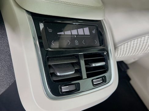 Used 2023 Volvo XC90 B6 Plus image 28