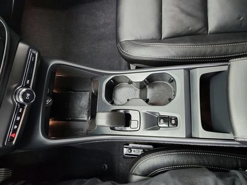 Certified 2024 Volvo XC40 B5 Core AWD/4WD image 38