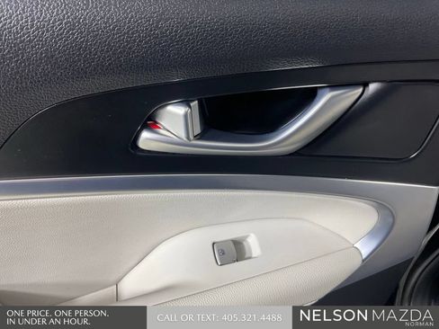 Used 2025 Genesis G70 2.5T RWD image 20