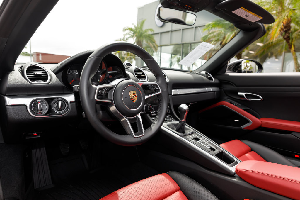 Used 2025 Porsche 718 Boxster RWD image 25