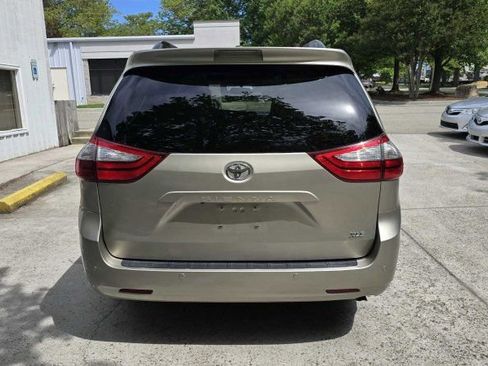 Used 2017 Toyota Sienna XLE Premium FWD image 4