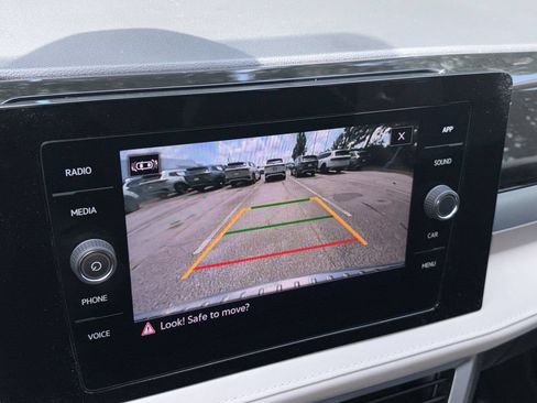 Used 2025 Volkswagen Taos SE w/ Panoramic Sunroof Package FWD image 5