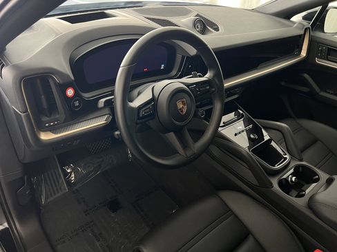 Certified 2025 Porsche Cayenne Coupe image 4