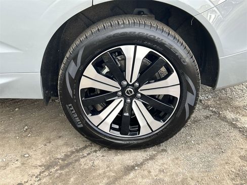 Certified 2025 Volvo XC60 T8 Plus w/ Protection Package Premier image 11