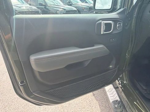 Used 2024 Jeep Gladiator Mojave AWD/4WD image 17