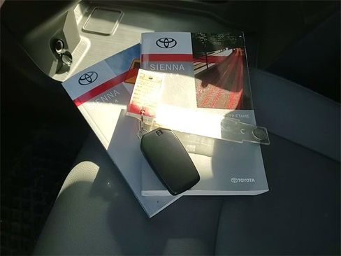 Used 2024 Toyota Sienna XLE image 6