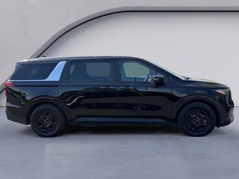 Used 2025 Kia Carnival image 6