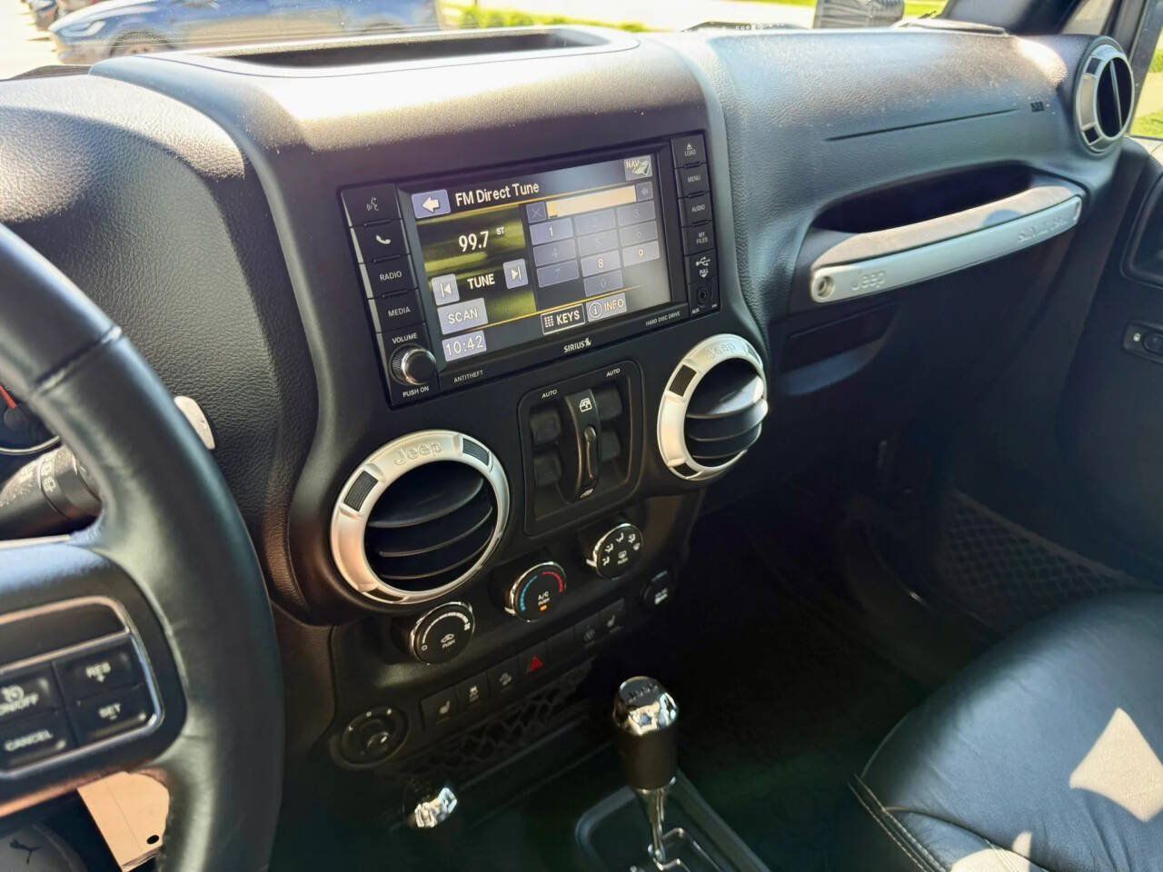 Used 2017 Jeep Wrangler Unlimited Rubicon w/ Connectivity Group AWD/4WD image 19