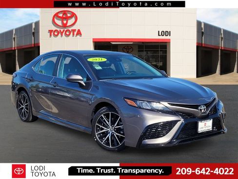 Used 2021 Toyota Camry SE image 1