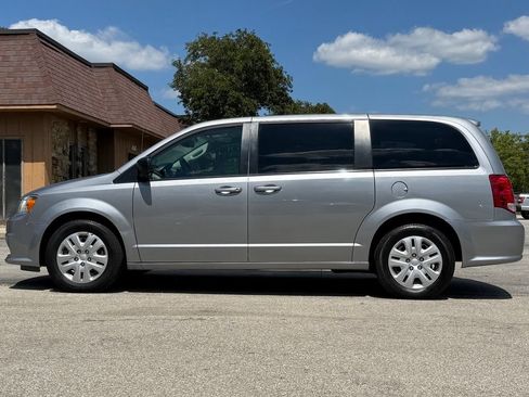 Used 2018 Dodge Grand Caravan SE w/ UConnect Hands-Free Group FWD image 2