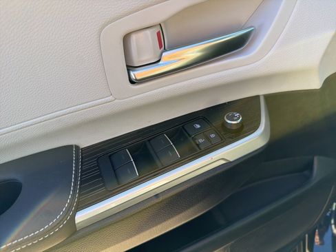 Used 2025 Toyota Sienna XSE image 7
