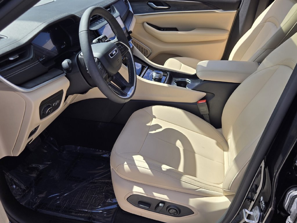 Used 2026 Jeep Grand Cherokee Limited w/ Limited Altitude Package RWD image 12