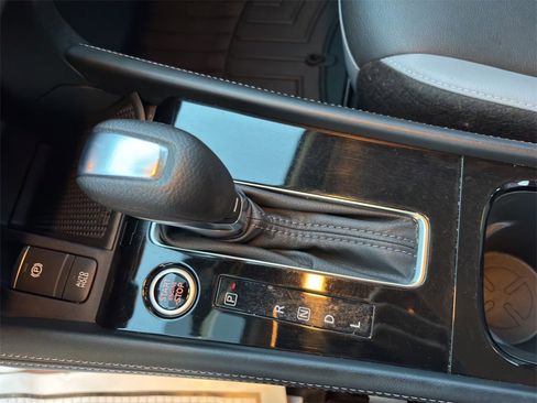 Used 2023 Nissan Kicks SR w/ SR Premium Package image 13