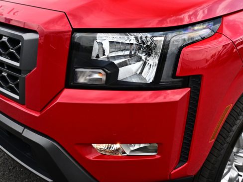 Certified 2022 Nissan Frontier SV w/ Technology Package AWD/4WD image 12