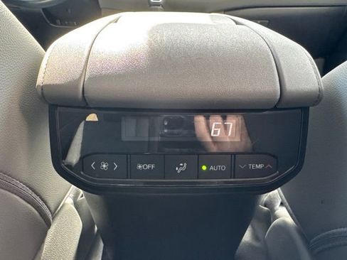 Used 2022 Toyota Highlander XLE FWD image 16