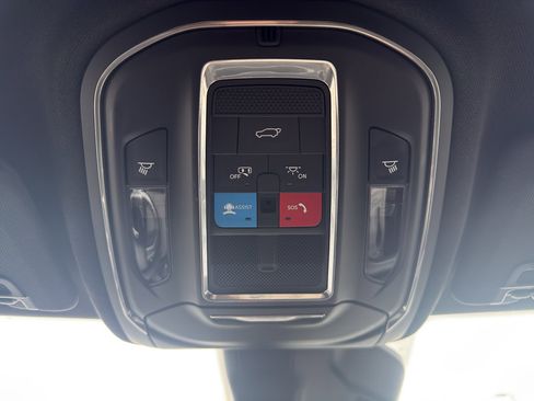 Used 2025 Jeep Grand Cherokee Altitude image 16