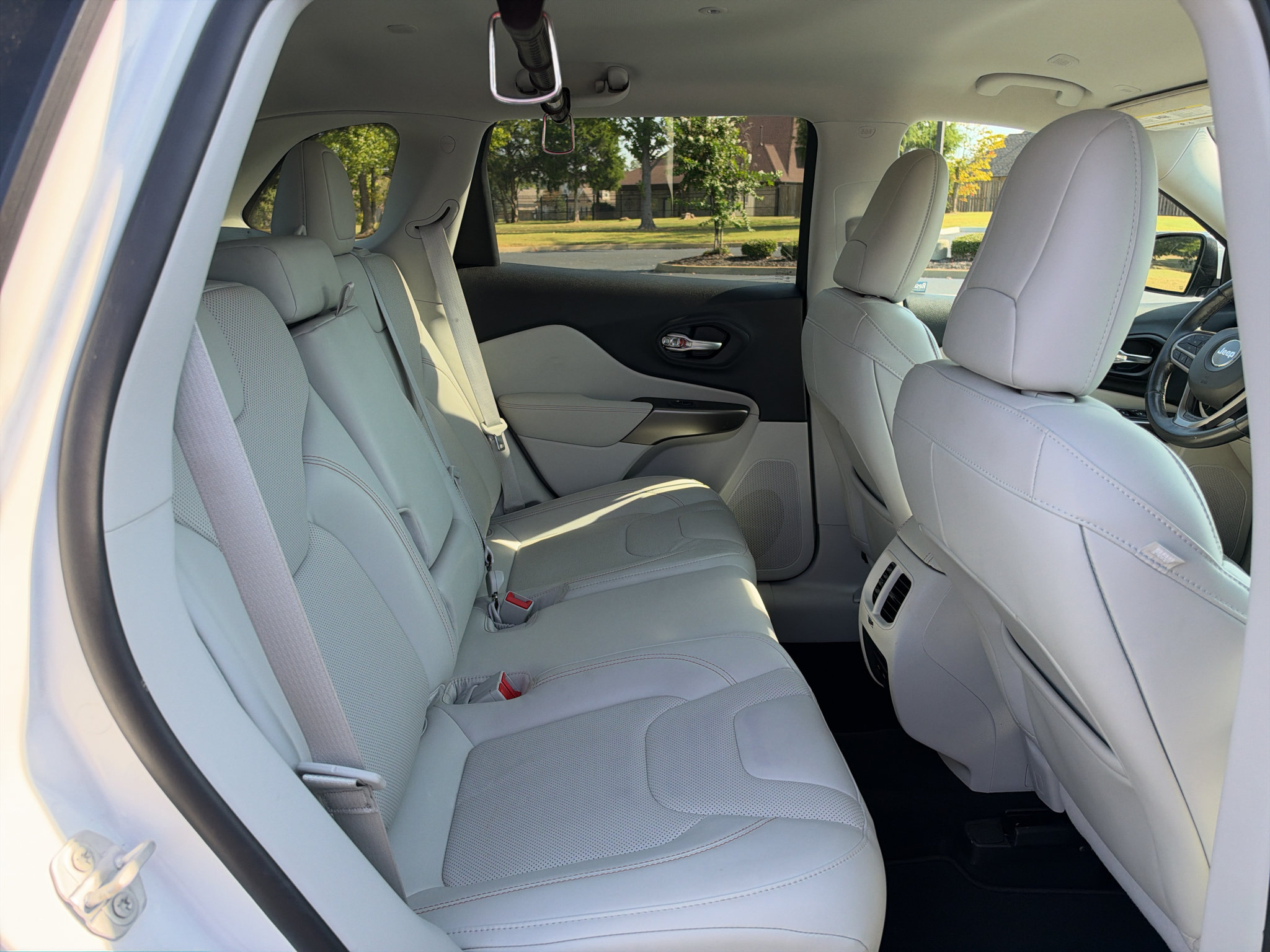 Used 2020 Jeep Cherokee Latitude Lux w/ Quick Order Package 2YH Lux FWD image 17