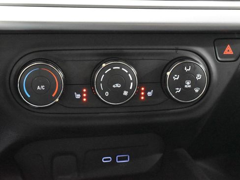 Used 2024 Chevrolet Trax LS w/ LS Convenience Package FWD image 19