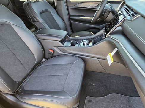 New 2025 Jeep Grand Cherokee Altitude image 15