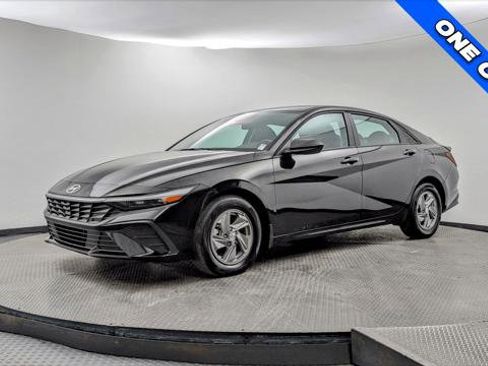 Used 2025 Hyundai Elantra SE image 2