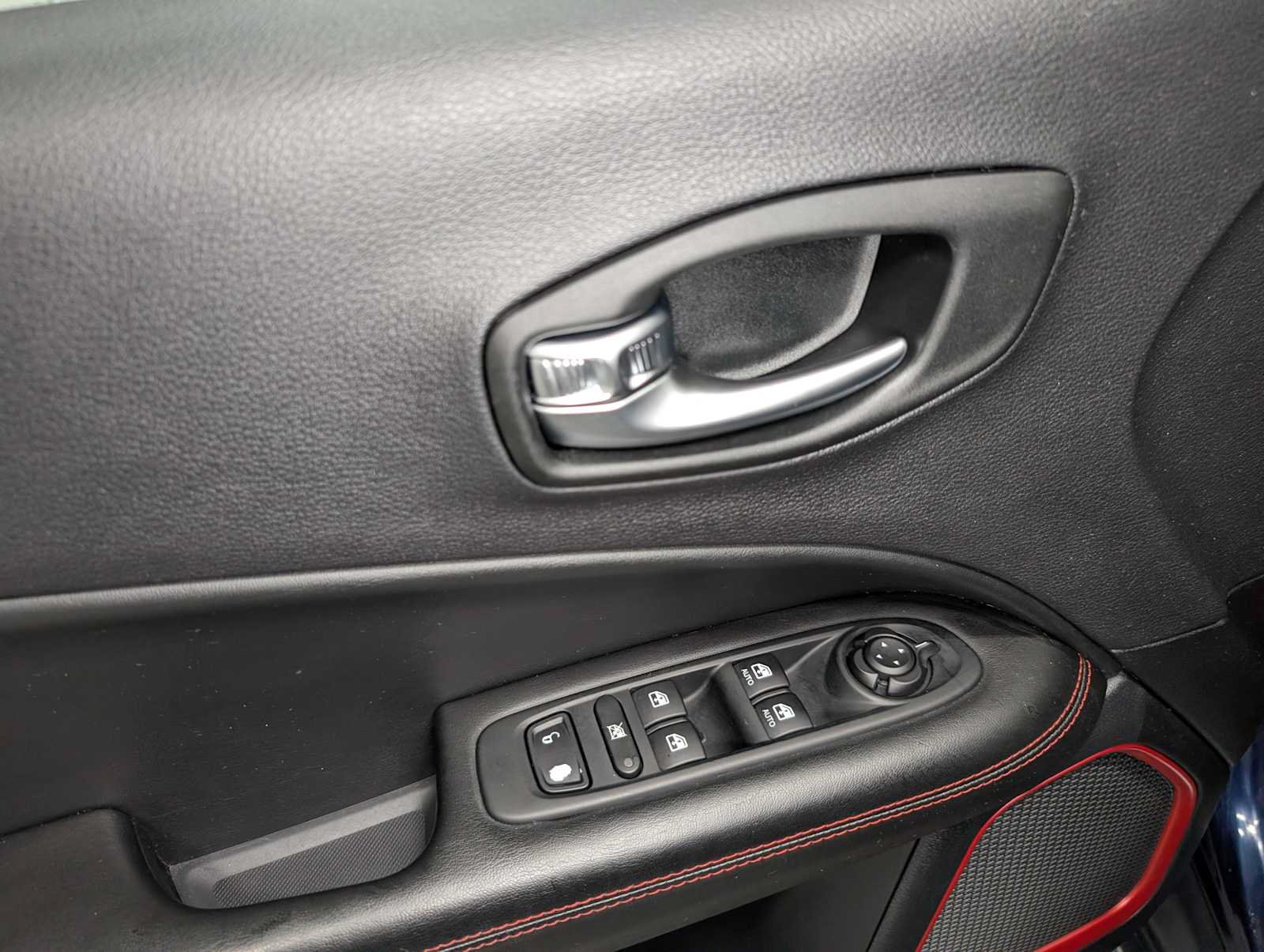 Used 2019 Jeep Compass Trailhawk w/ Cold Weather Group AWD/4WD image 39