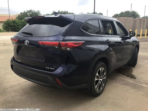 Used 2022 Toyota Highlander XLE AWD/4WD image 4
