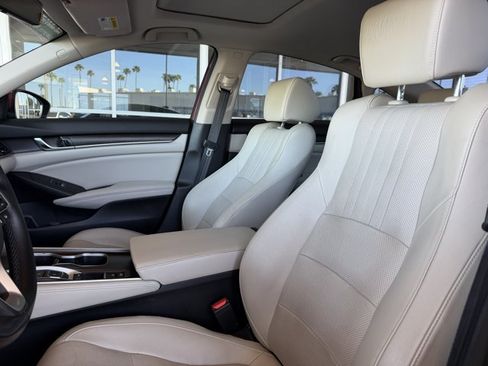 Used 2018 Honda Accord Touring image 9