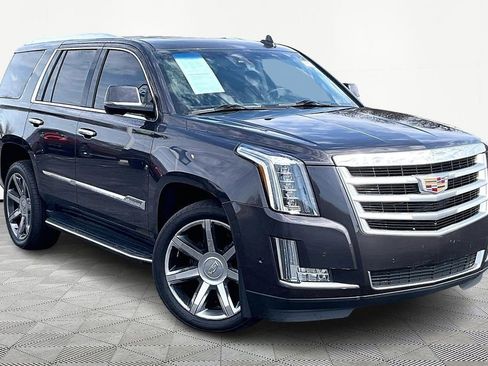 Used 2017 Cadillac Escalade Luxury image 3
