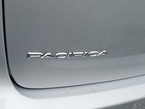 Used 2023 Chrysler Pacifica Touring-L FWD image 29