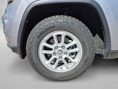 Used 2020 Jeep Grand Cherokee Laredo AWD/4WD image 15