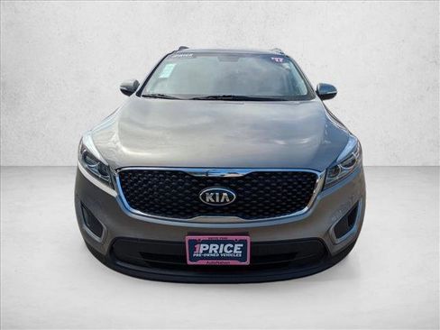 Used 2017 Kia Sorento LX AWD/4WD image 2