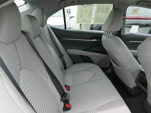 Used 2018 Toyota Camry SE image 25