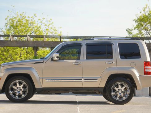 Used 2010 Jeep Liberty Limited w/ Tire & Wheel Group image 3