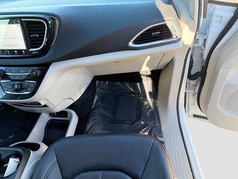 Used 2024 Chrysler Pacifica Touring-L image 18