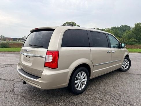 Used 2016 Chrysler Town & Country Limited Platinum w/ Trailer Tow Group FWD image 5