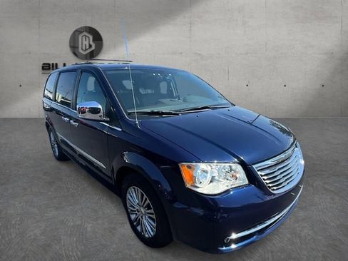 Used 2014 Chrysler Town & Country Touring-L w/ Driver Convenience Group FWD image 3