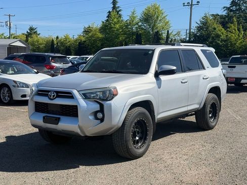Used 2020 Toyota 4Runner SR5 AWD/4WD image 2