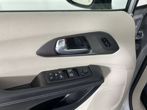 Used 2024 Chrysler Pacifica Touring-L image 14