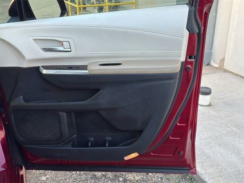Used 2023 Toyota Sienna XLE image 30