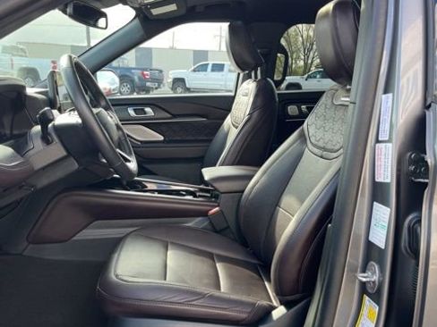 Used 2025 Ford Explorer Platinum w/ LUX Leather Package AWD/4WD image 27