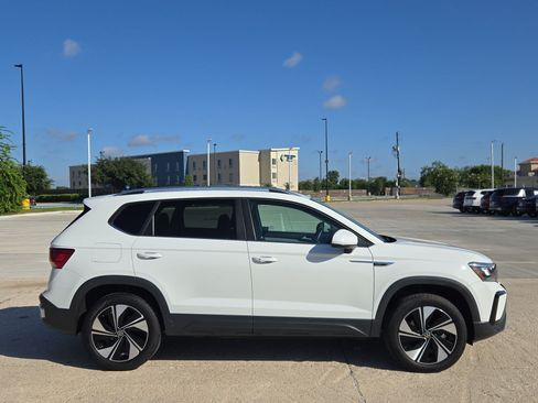 Used 2024 Volkswagen Taos SE AWD/4WD image 2