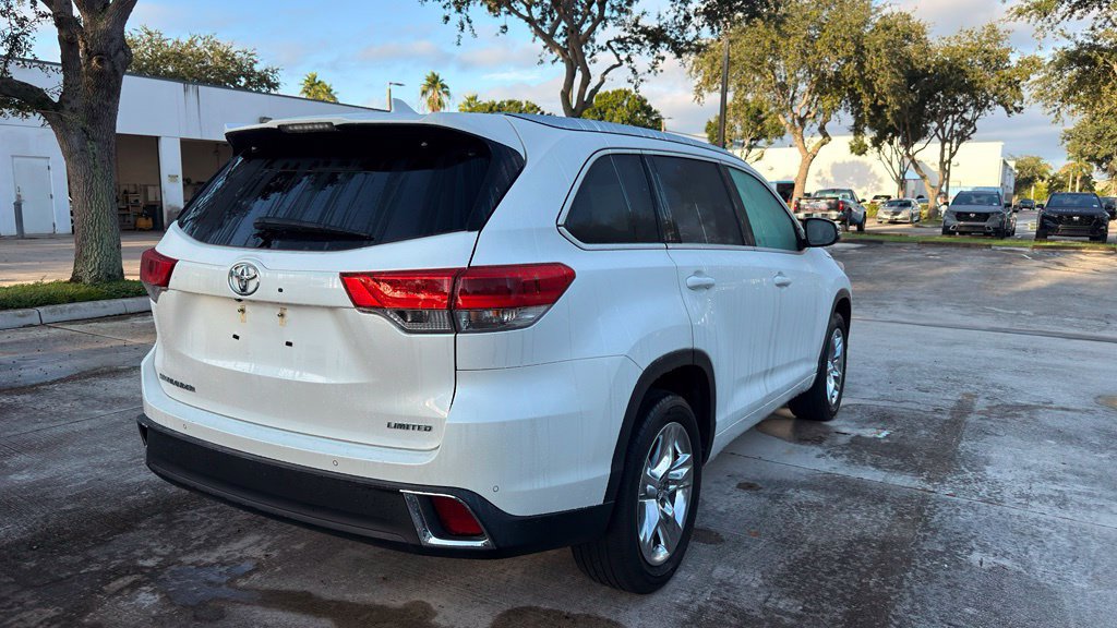 Used 2019 Toyota Highlander Limited FWD image 10