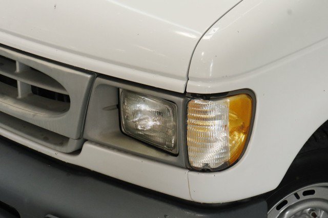 Used 2002 Ford E-150 and Econoline 150 RWD image 2
