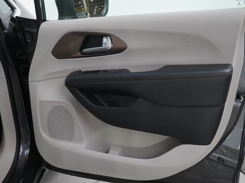 Used 2018 Chrysler Pacifica Touring-L Plus w/ Tire & Wheel Group FWD image 9