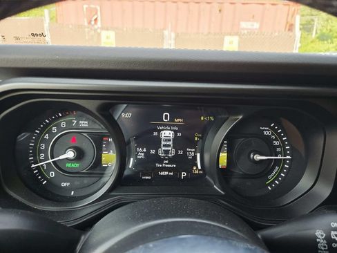 Used 2025 Jeep Wrangler Unlimited Sahara AWD/4WD image 24