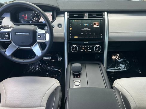 Used 2024 Land Rover Discovery Dynamic SE image 27