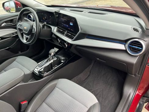 Used 2024 Chevrolet Trax LT w/ Sunroof Package image 7