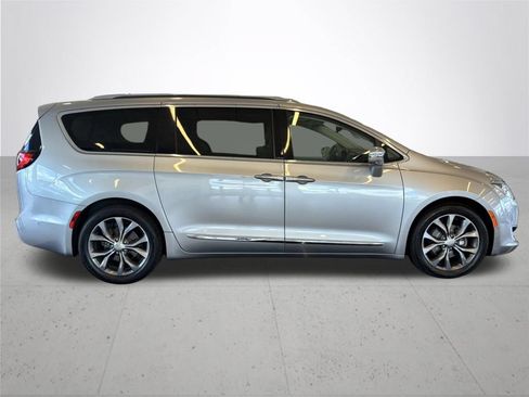 Used 2017 Chrysler Pacifica Limited FWD image 6