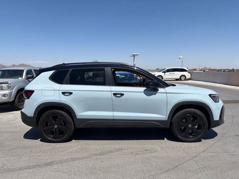 Used 2025 Volkswagen Taos SE AWD/4WD image 3