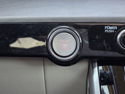 Used 2023 Kia Carnival EX image 19